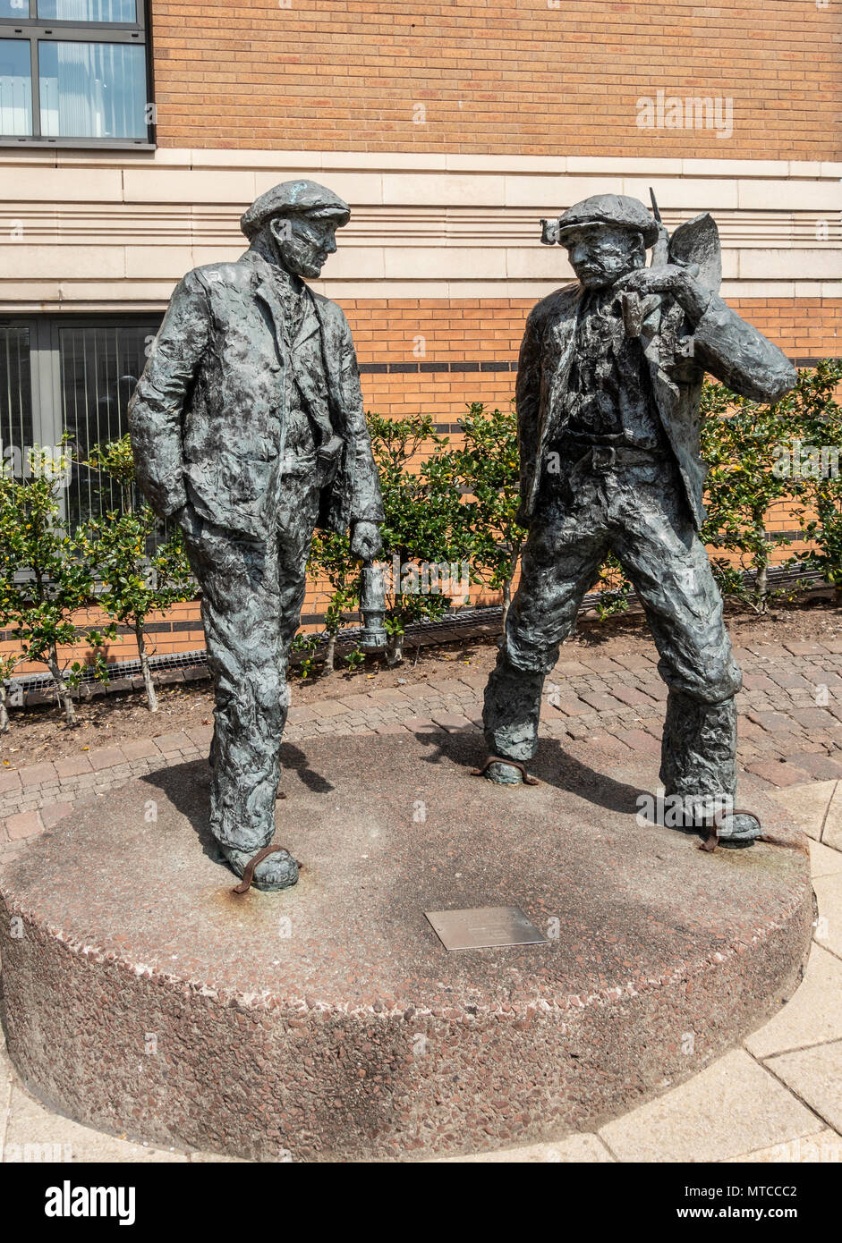 Bronze Sculpture 'The Miners' (1995) by Mo Farquharson in memory of 73 colliers who died in the Udston Colliery explosion of 1887. Hamilton, Scotland. Stock Photo