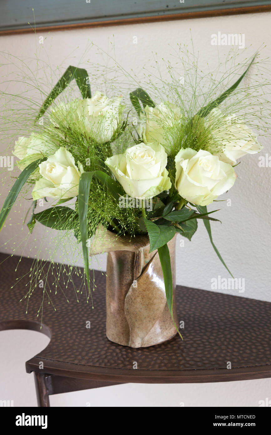 A bunch of white roses on tablet for Mother's day (France) Bouquet de roses blanches sur tablette à l'occasion de le fête des mères (France). Stock Photo