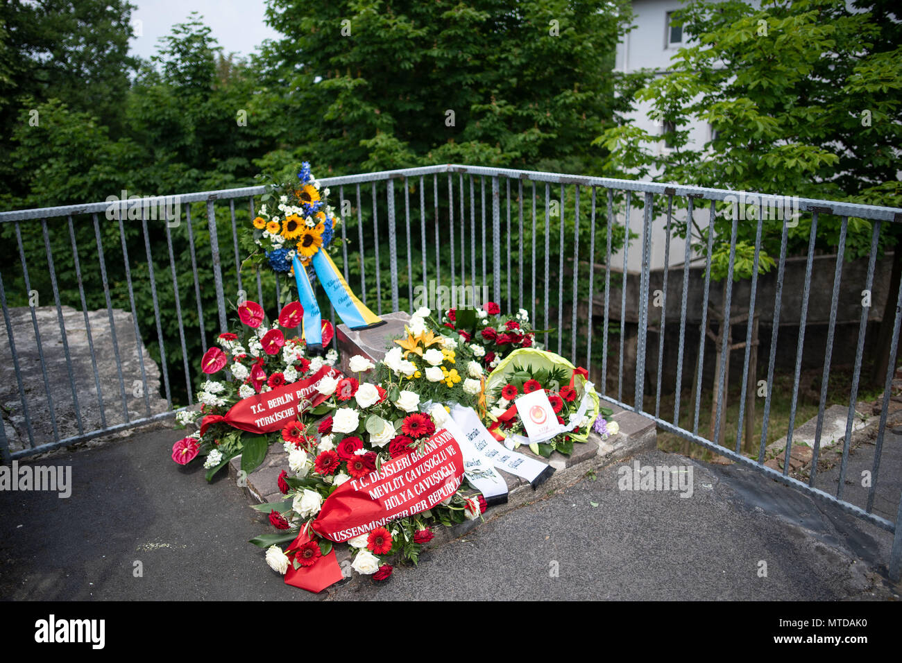 Solingen, Germany. 29 May 2018, Flowers are placed at the site of the arson attack, the former home of the Genc family. 25 years after the racially motivated arson attack of Solingen, the victims are honoured with two events. In the night of 29 May 1993, four right-wing extremists set fire to the house of the Turkish family Genc in North Rhine-Westphalia. Credit: dpa picture alliance/Alamy Live News Stock Photo