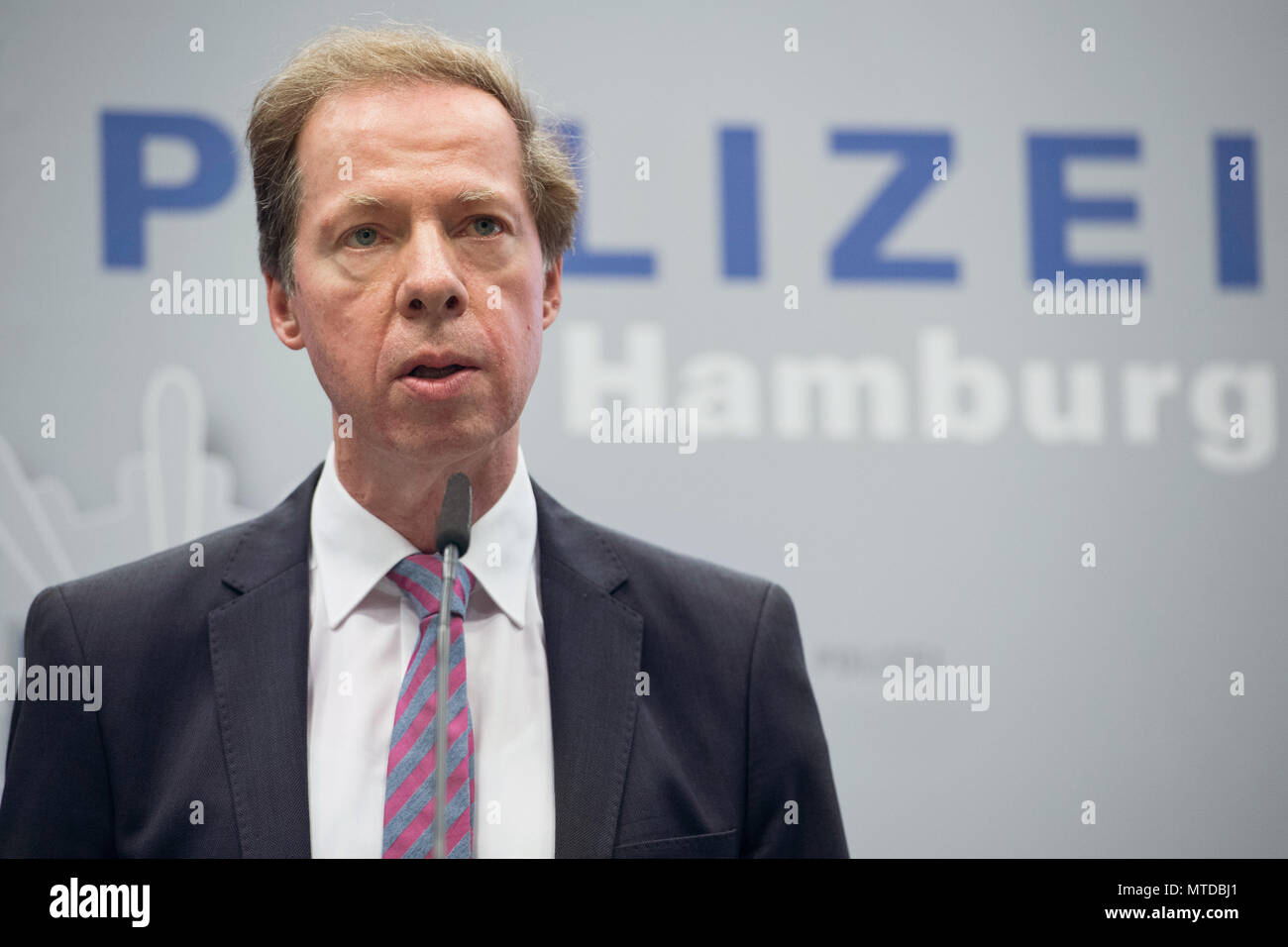 29 May 2018, Germany, Hamburg: Michael Elsner, senior public prosecutor, delivers a statement during a press conference in Hamburg. This morning, the police conducted raids in Italy, France, Switzerland and Italy that are associated with crimes, which had been committed during the G20 Summit in Hamburg. Photo: Malte Christians/dpa Stock Photo