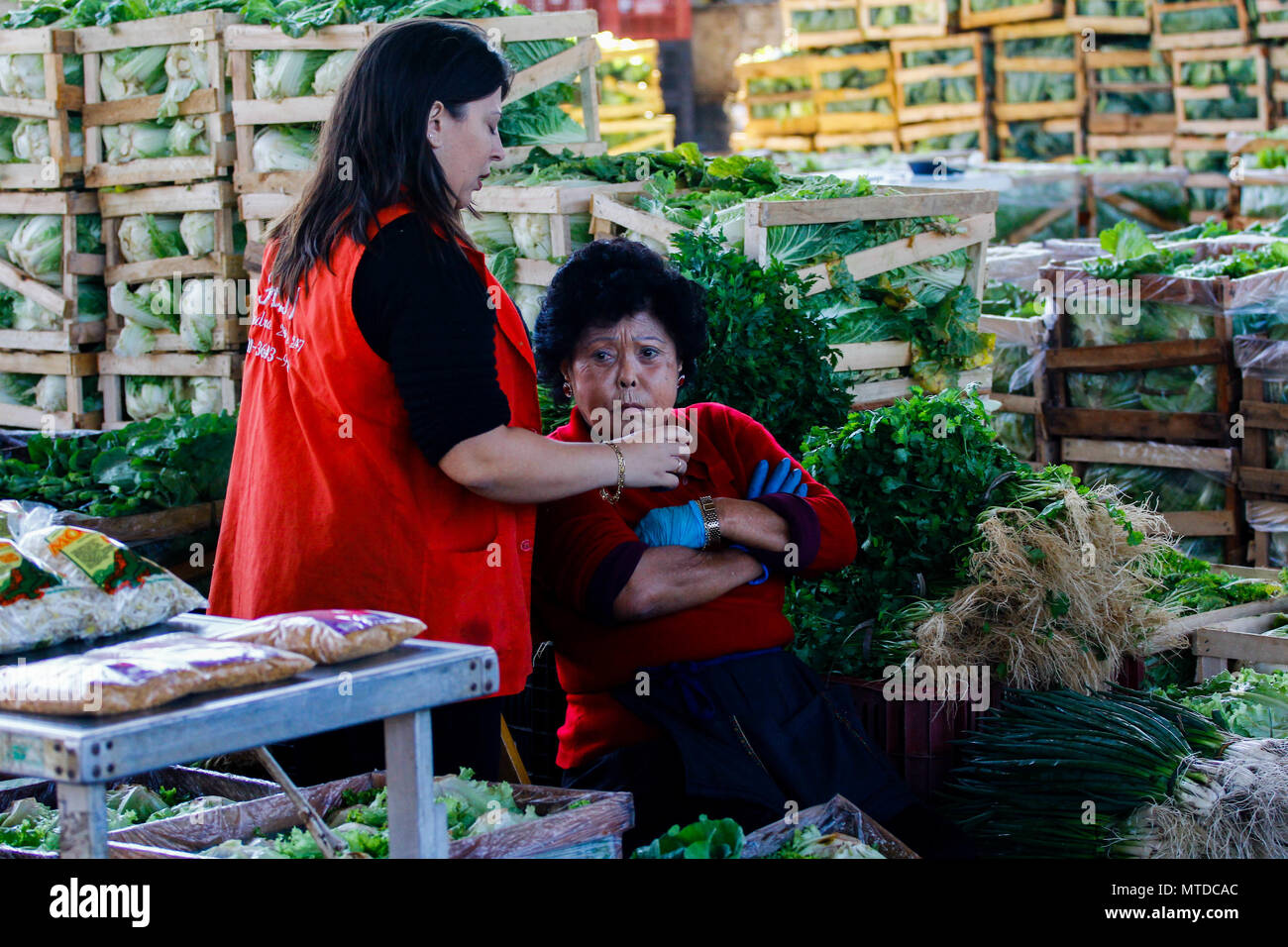 SÃO PAULO, SP - 29.05.2018: MOVIMENTO NO CEAGESP NESTA TERÇA FEIRA - After  9 days of truck stoppage, vegetable and vegetable loading begins to be  replaced in the boxes of Ceagesp, west