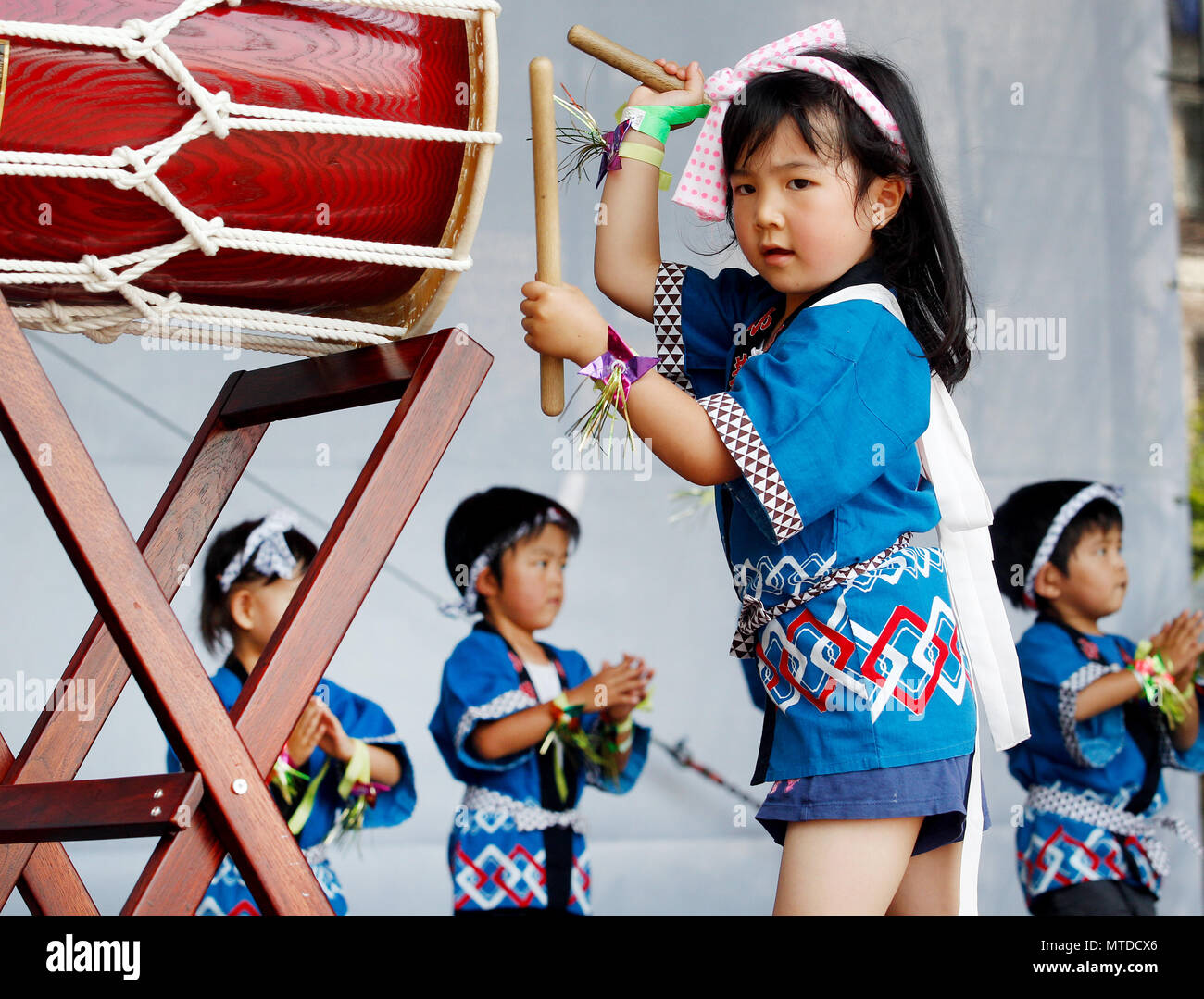 26 May 2018, Germany, Duesseldorf: Children from a Japanese kindergarden perform a drum dance at the 17th Japan Day festivities. With its 7000 members, Duesseldorf's Japanese community is the third largest in Europe. Photo: Roland Weihrauch/dpa Stock Photo