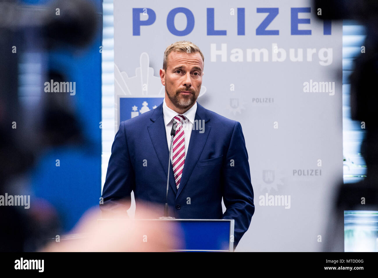 29 May 2018, Germany, Hamburg: Jan Hieber, head of the special commission 'Schwarzer Block' (lit. black block), delivers a statement during a press conference in Hamburg. This morning, the police conducted raids in Italy, France, Switzerland and Italy that are associated with crimes, which had been committed during the G20 Summit in Hamburg. Photo: Malte Christians/dpa Stock Photo