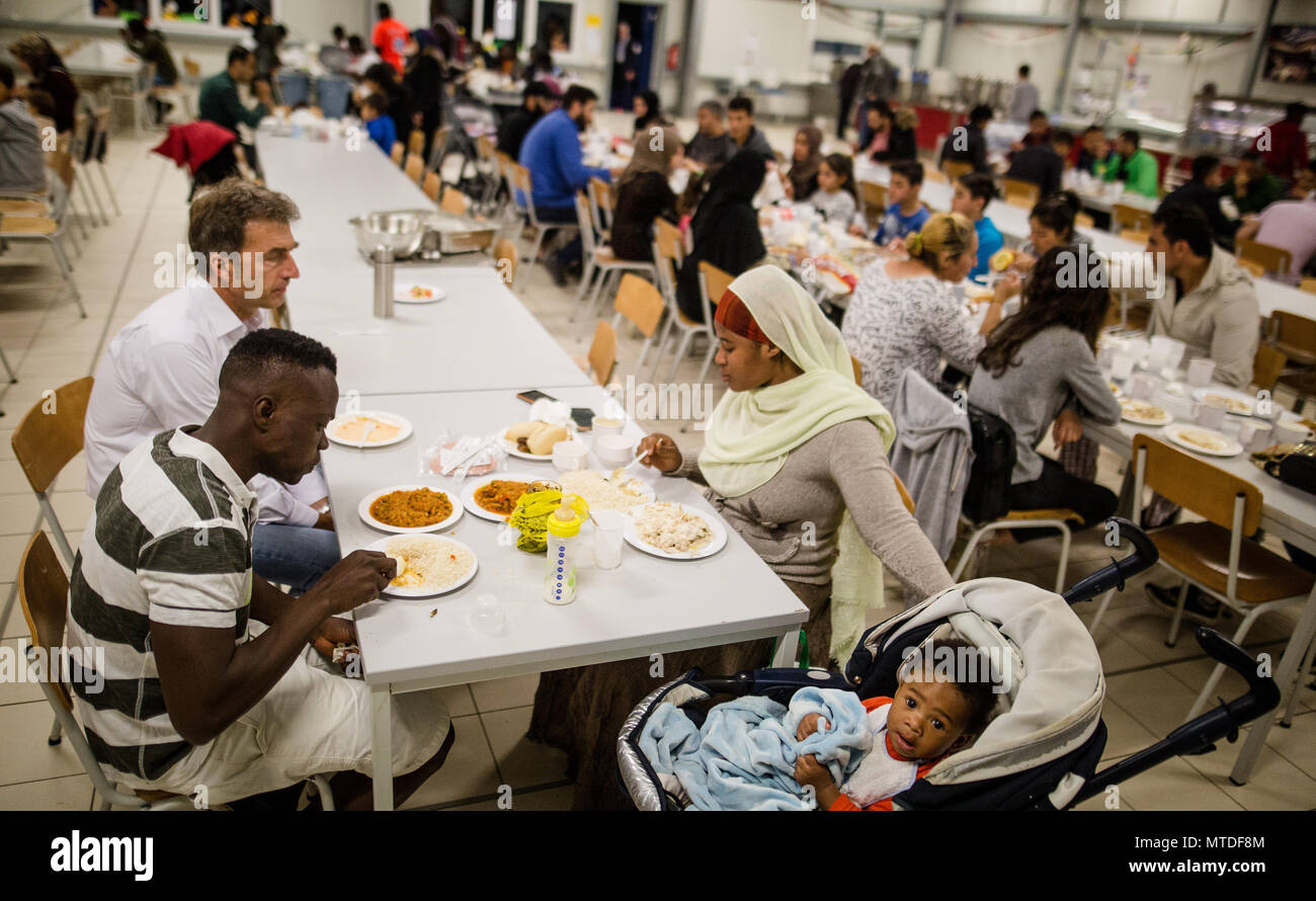 24 May 18 Germany Ellwangen Berthold Weis L Manager Of The Lea Speaks With Abdulrasak Fousseni C And His Wife Jamila Kiargo R From Togo During Fast Breaking In The Canteen Of