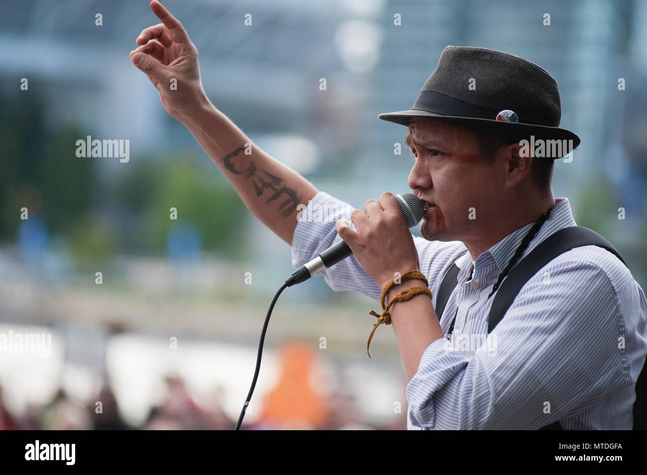 Vancouver, British Columbia, Canada, May 29 2018. Demonstration opposing construction and federal purchase of Kinder-Morgan's trans-mountain pipeline at Creekside Park. Vancouver Artist Ronnie Dean Harris addressing the crowd Credit: Patrick Gillin/Alamy Live News Stock Photo