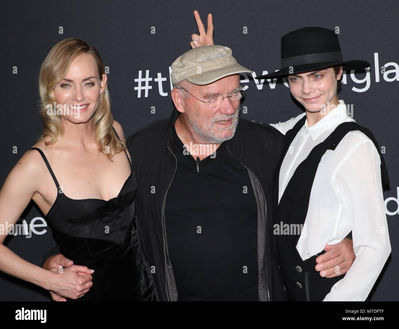 30 May 2018, Germany, Berlin: Actress Amber Valletta (L-R), photographer Peter Lindbergh and super model Cara Delevigne arriving at the celebratory presentation of the new Douglas campaign. Delevigne is the face of the new campaign. Photo: Jörg Carstensen/dpa Stock Photo