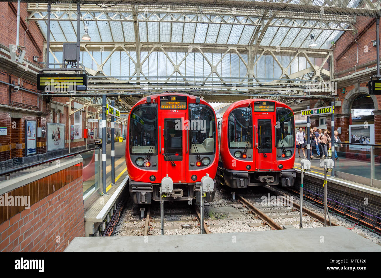 Hammersmith line train hires stock photography and images Alamy