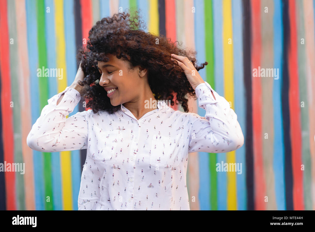 Woman young outdoors happy hi-res stock photography and images - Alamy