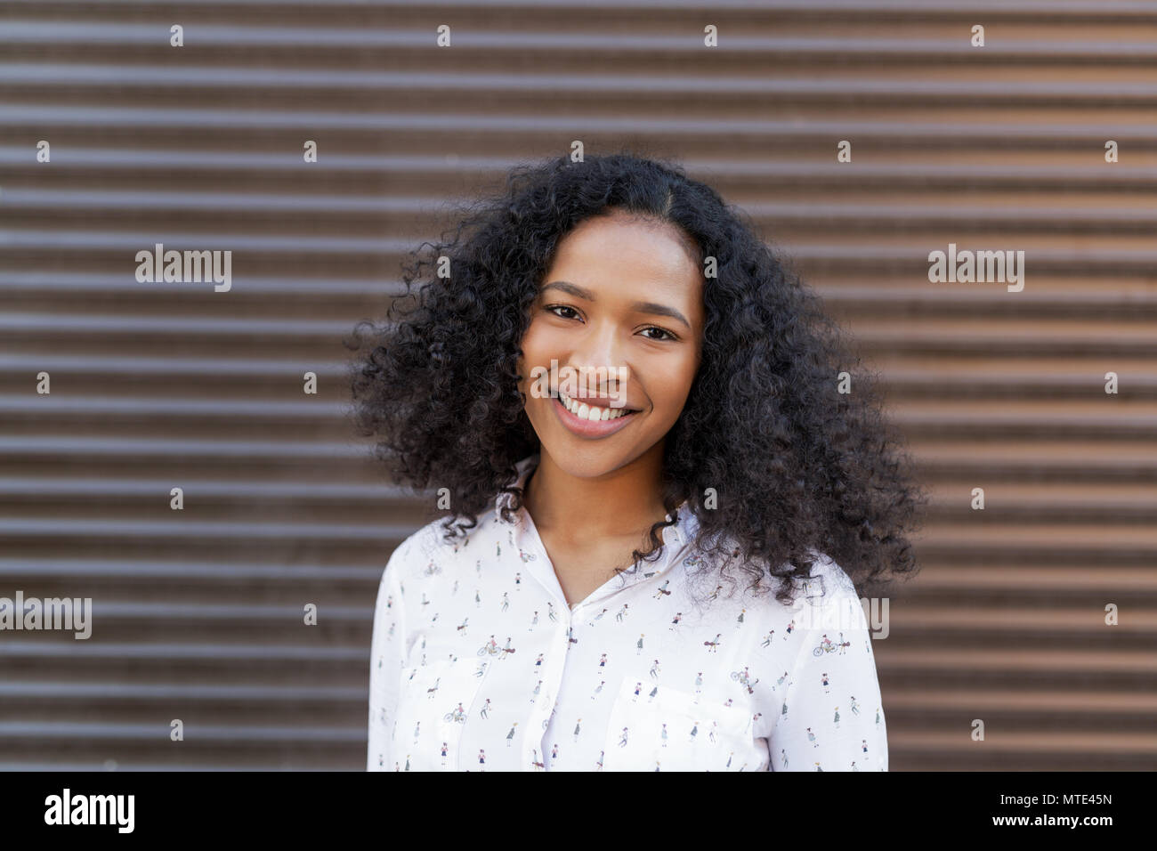 Outdoor portrait woman hi-res stock photography and images - Alamy