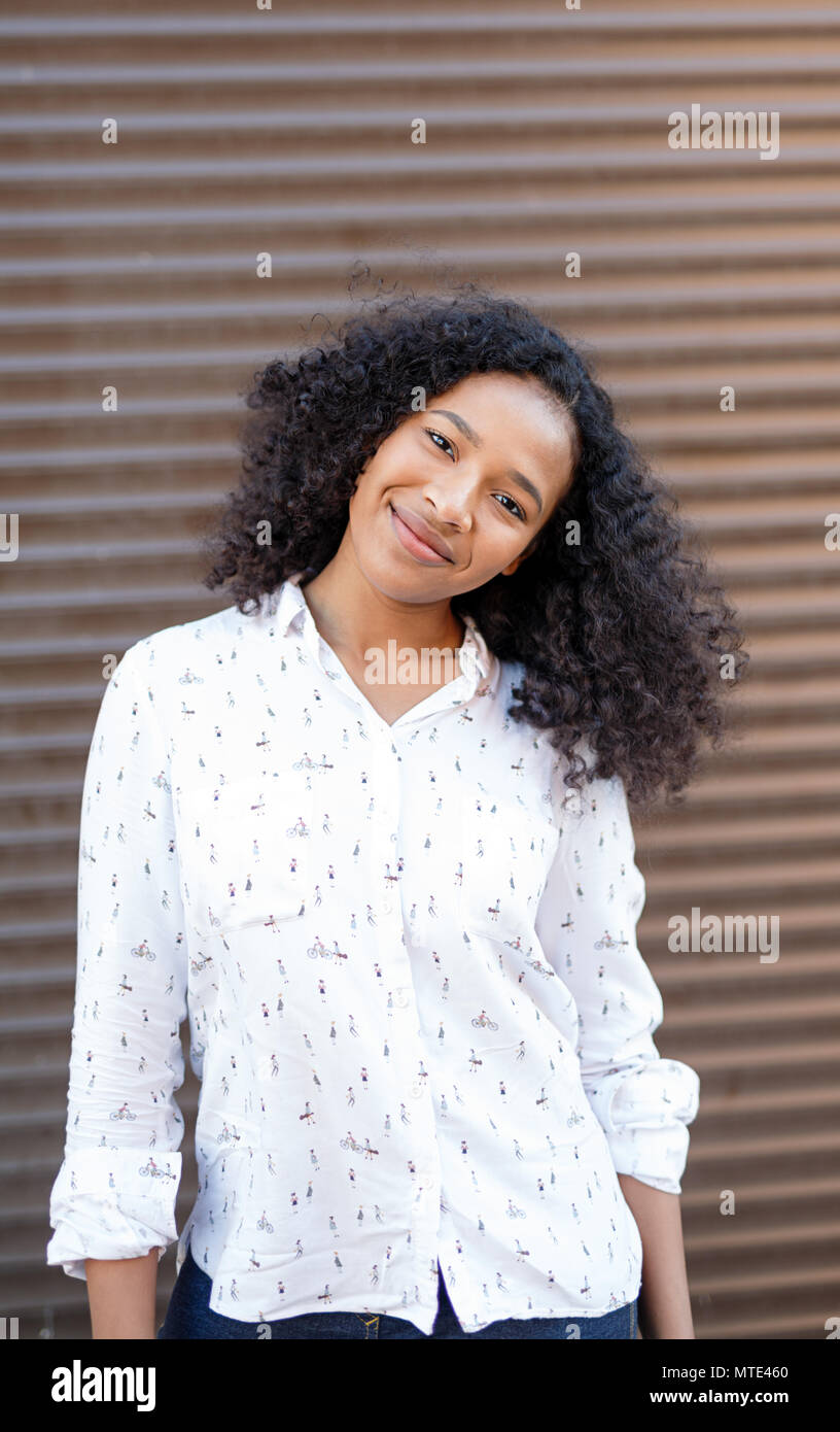 Woman with afro hair hi-res stock photography and images - Alamy