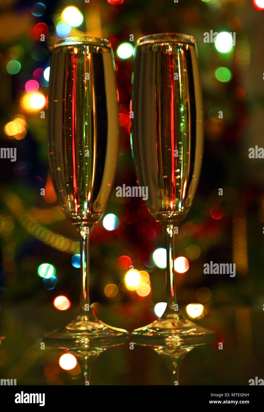 https://c8.alamy.com/comp/MTEGNH/glasses-with-champagne-against-festive-lights-MTEGNH.jpg