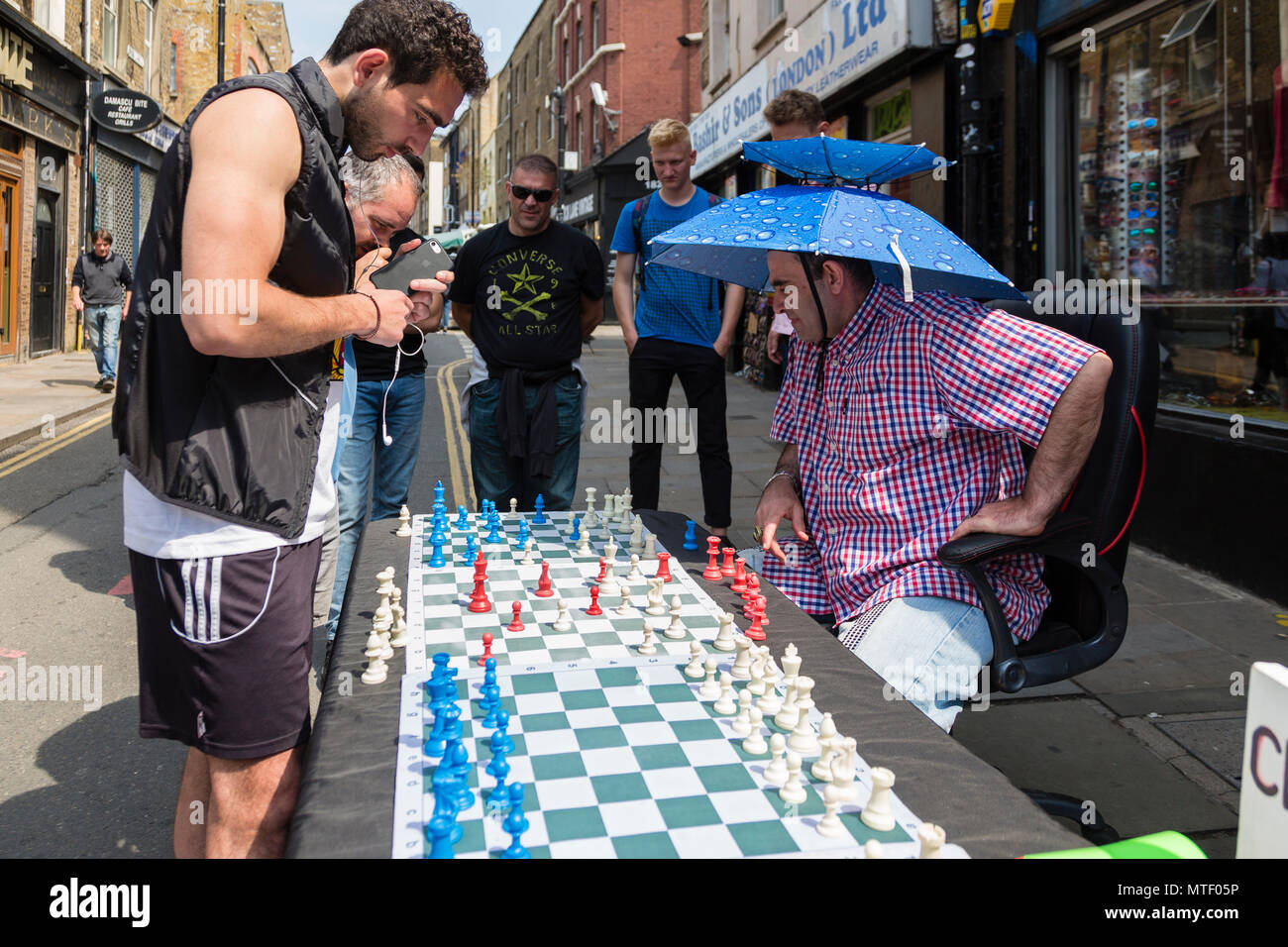 London street chess hi-res stock photography and images - Alamy