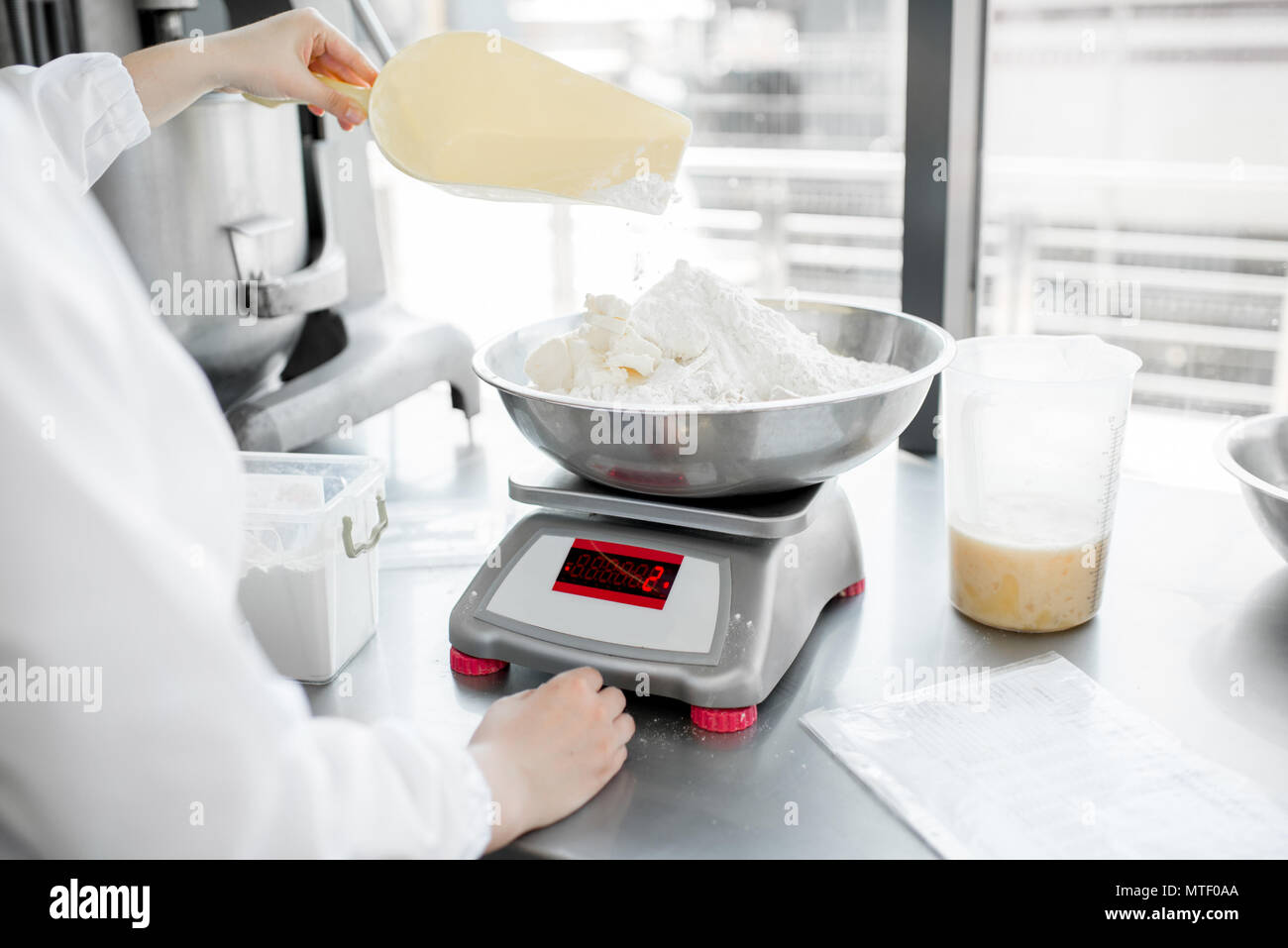 https://c8.alamy.com/comp/MTF0AA/weighing-flour-for-baking-with-professional-scales-at-the-manufacturing-close-up-view-MTF0AA.jpg