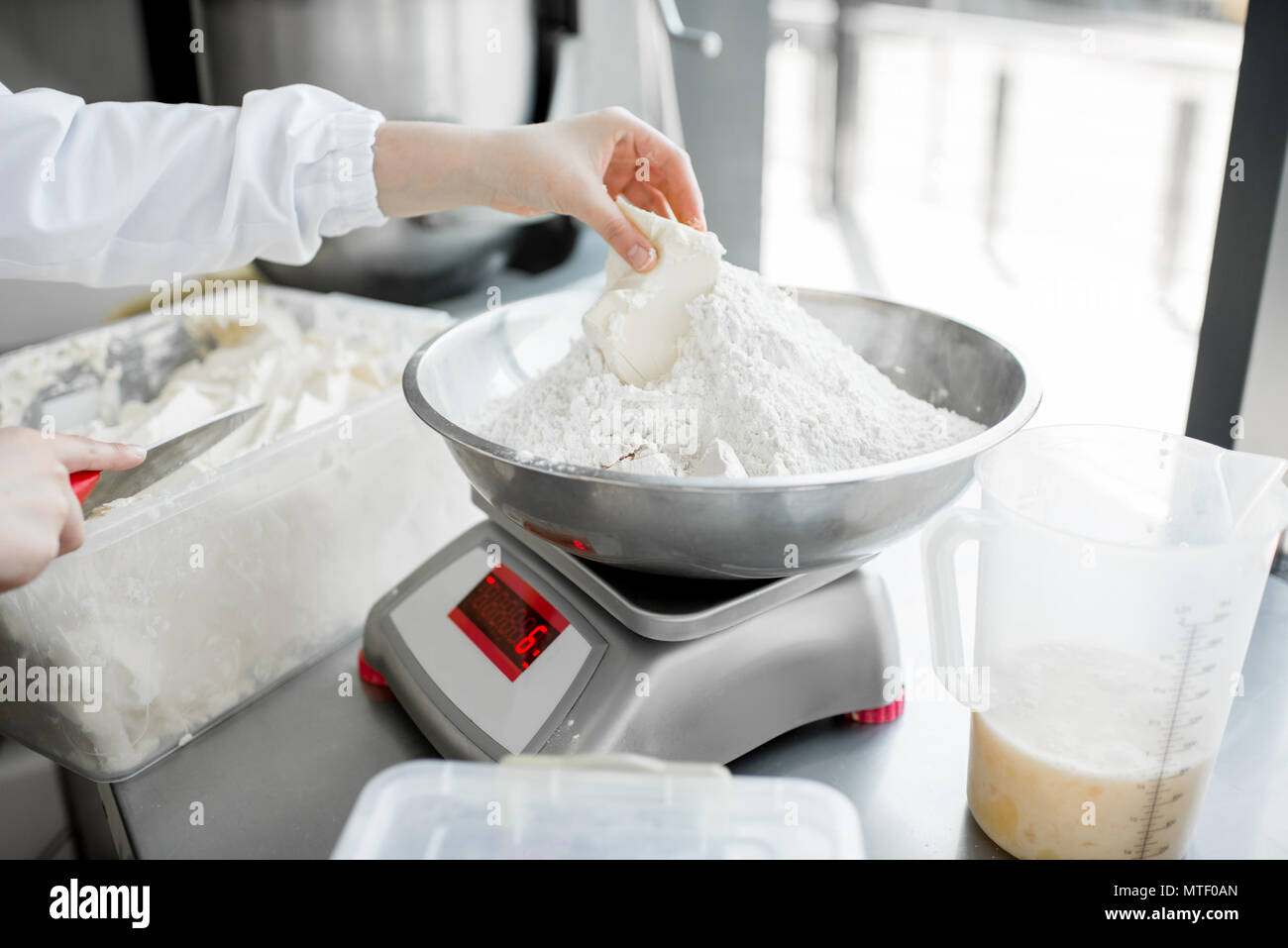 Kitchen digital scale with flour on the top - Preparation for bakery baking  concept Stock Photo - Alamy