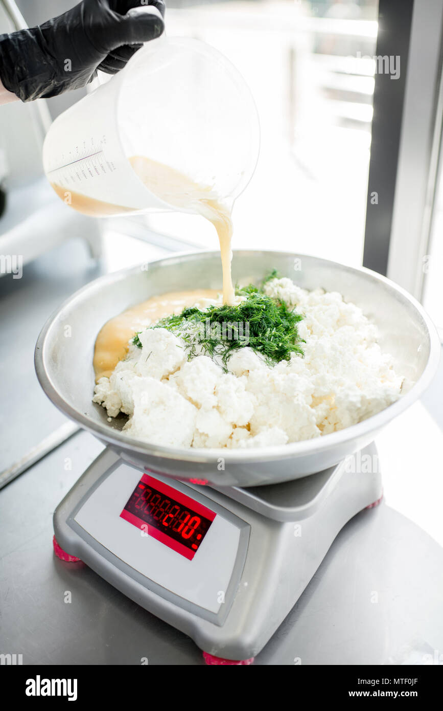 https://c8.alamy.com/comp/MTF0JF/weighing-ingredients-for-baking-with-professional-scales-MTF0JF.jpg