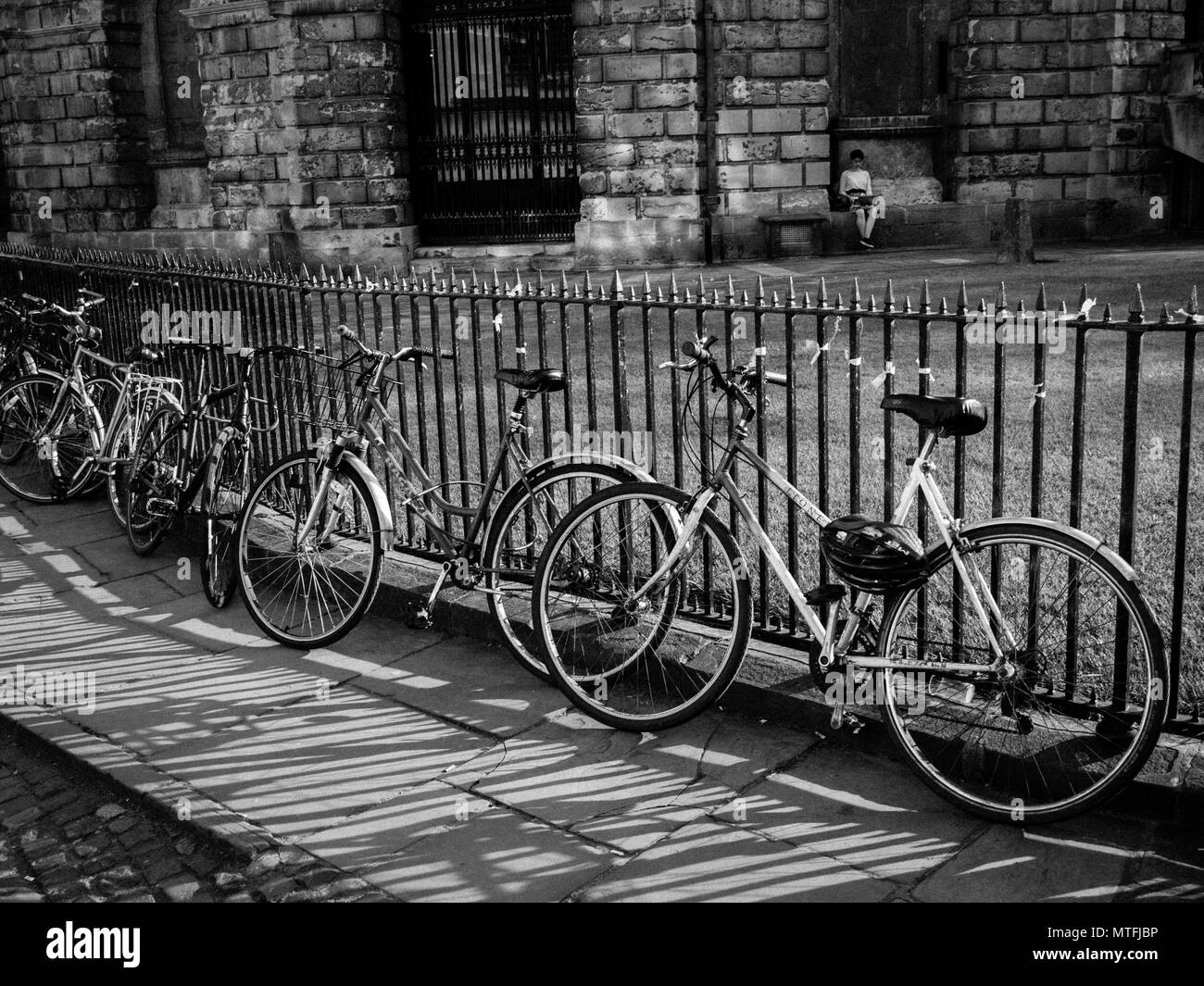 Bicycles on Railings Outside Radcliffe Camera, University of Oxford, Oxford, Oxfordshire, England, UK, GB. Stock Photo