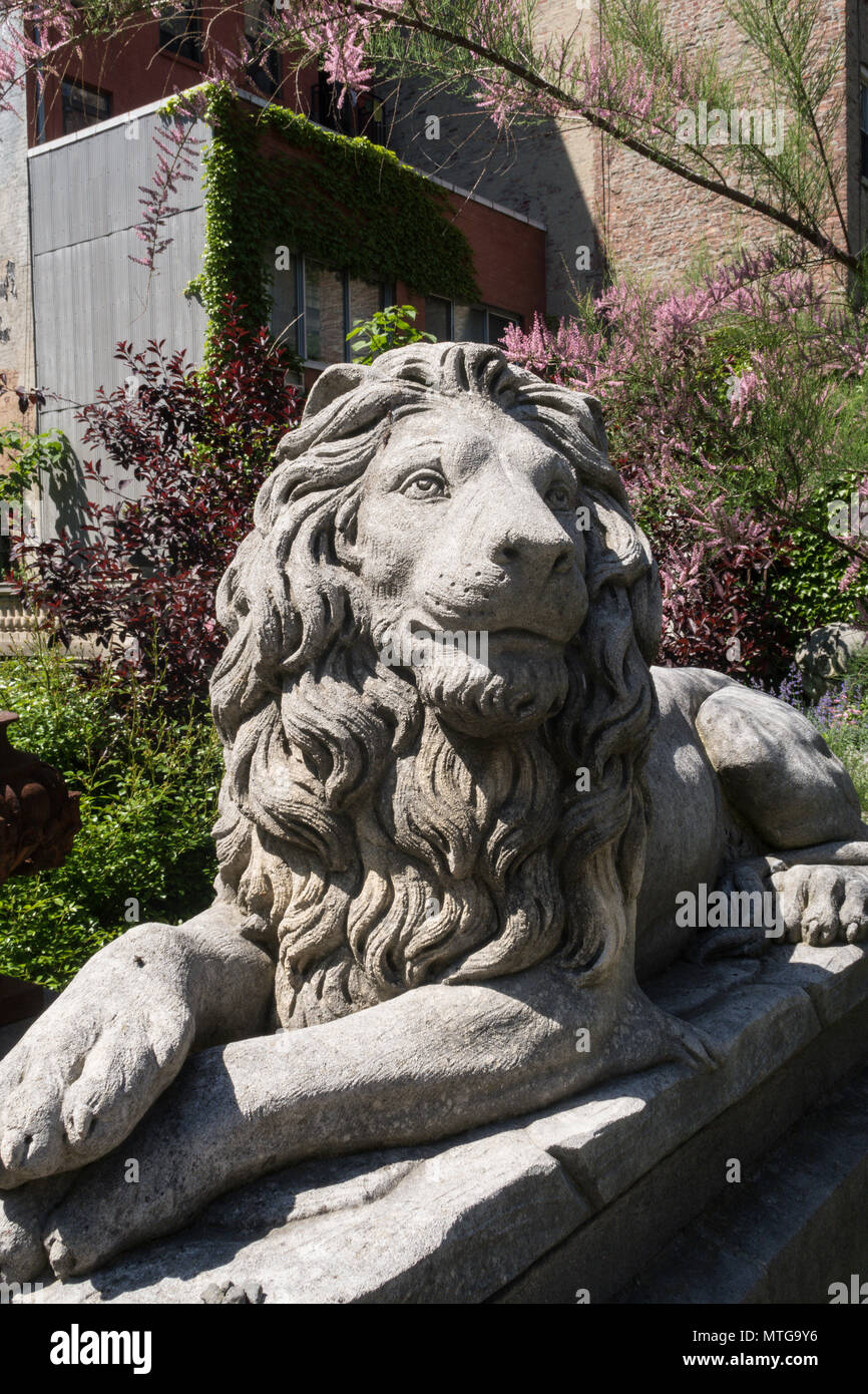 Decorative Statuary in Elizabeth Street Sculpture Garden, NYC Stock Photo Alamy