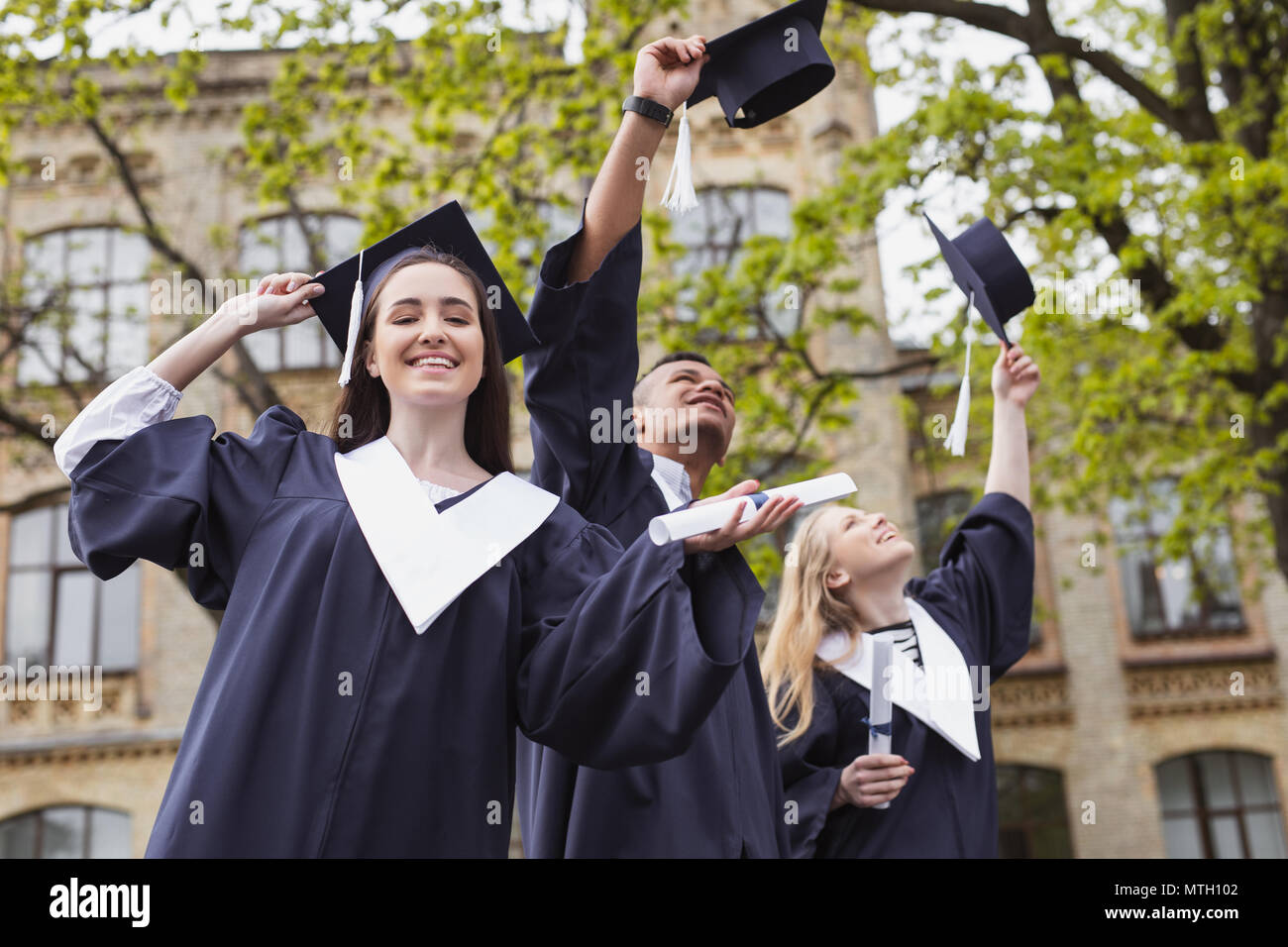 Выпускник вуза. Счастливые выпускники. Счастливые выпускники. Финиш университета. Having graduated from the university.