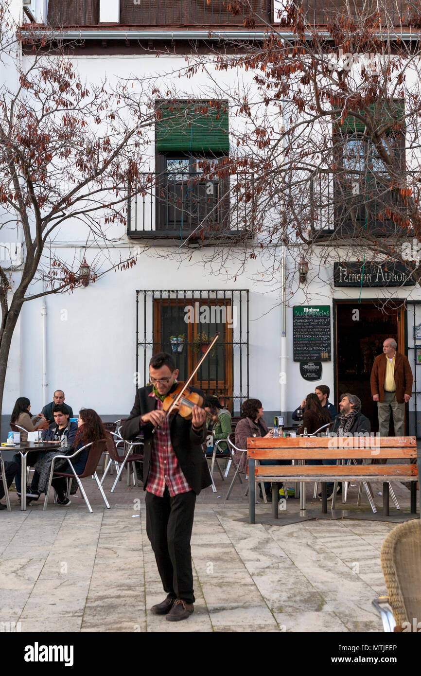 A fiddle player entertains al fresco diners, Plaza San Miguel Bajo, El Albaicín, Granada, Andalusia, Spain Stock Photo