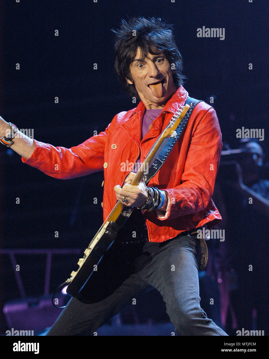 Ronnie wood rolling stones hi-res stock photography and images - Alamy
