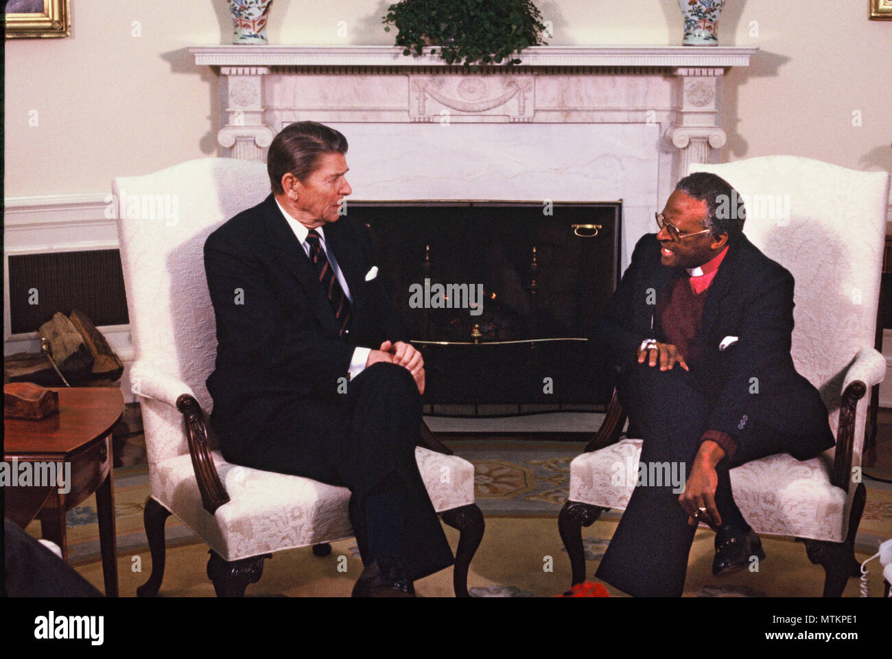 Washington, DC 1984/12/07   President Ronald Reagan  meets with Bishop Desmond Tutu in the Oval Office.    Photo by Dennis Brack Stock Photo