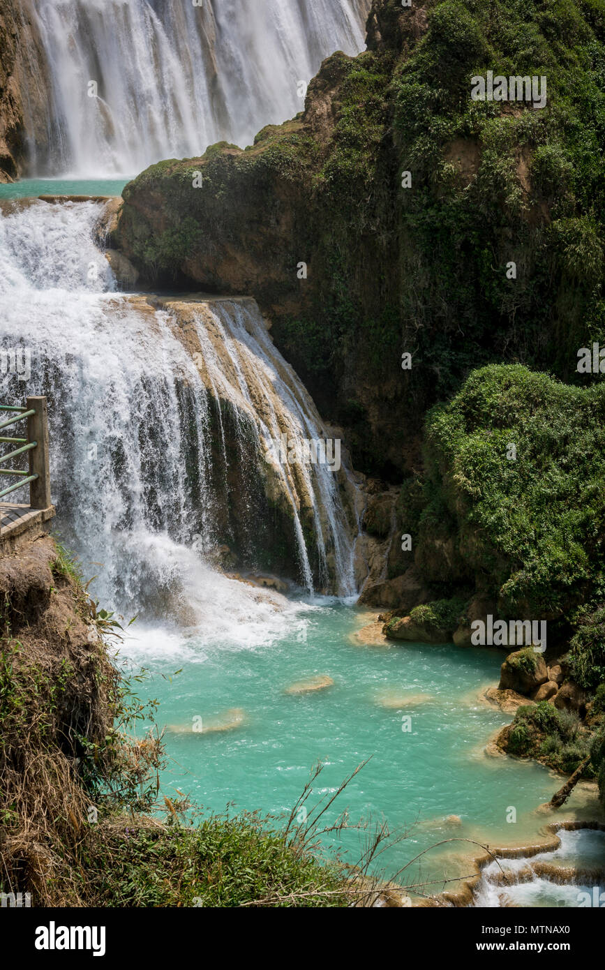 https://c8.alamy.com/comp/MTNAX0/chiflon-waterfall-cascada-velo-de-novia-chiapas-mexico-MTNAX0.jpg