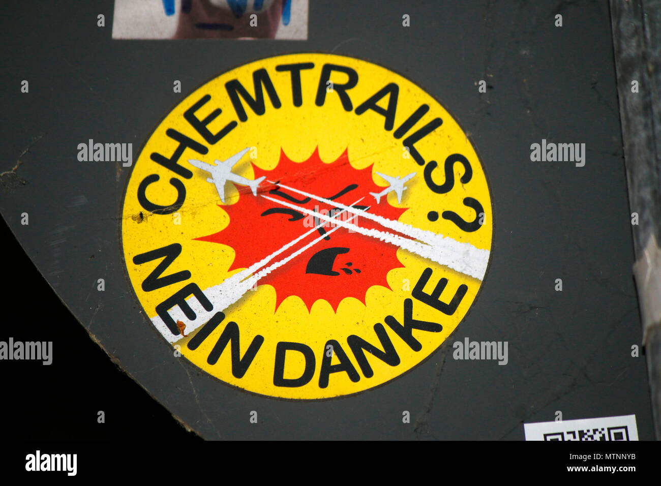 Aufkleber mit dem Slogan 'Chemtrails? Nein Danke', Berlin. Stock Photo