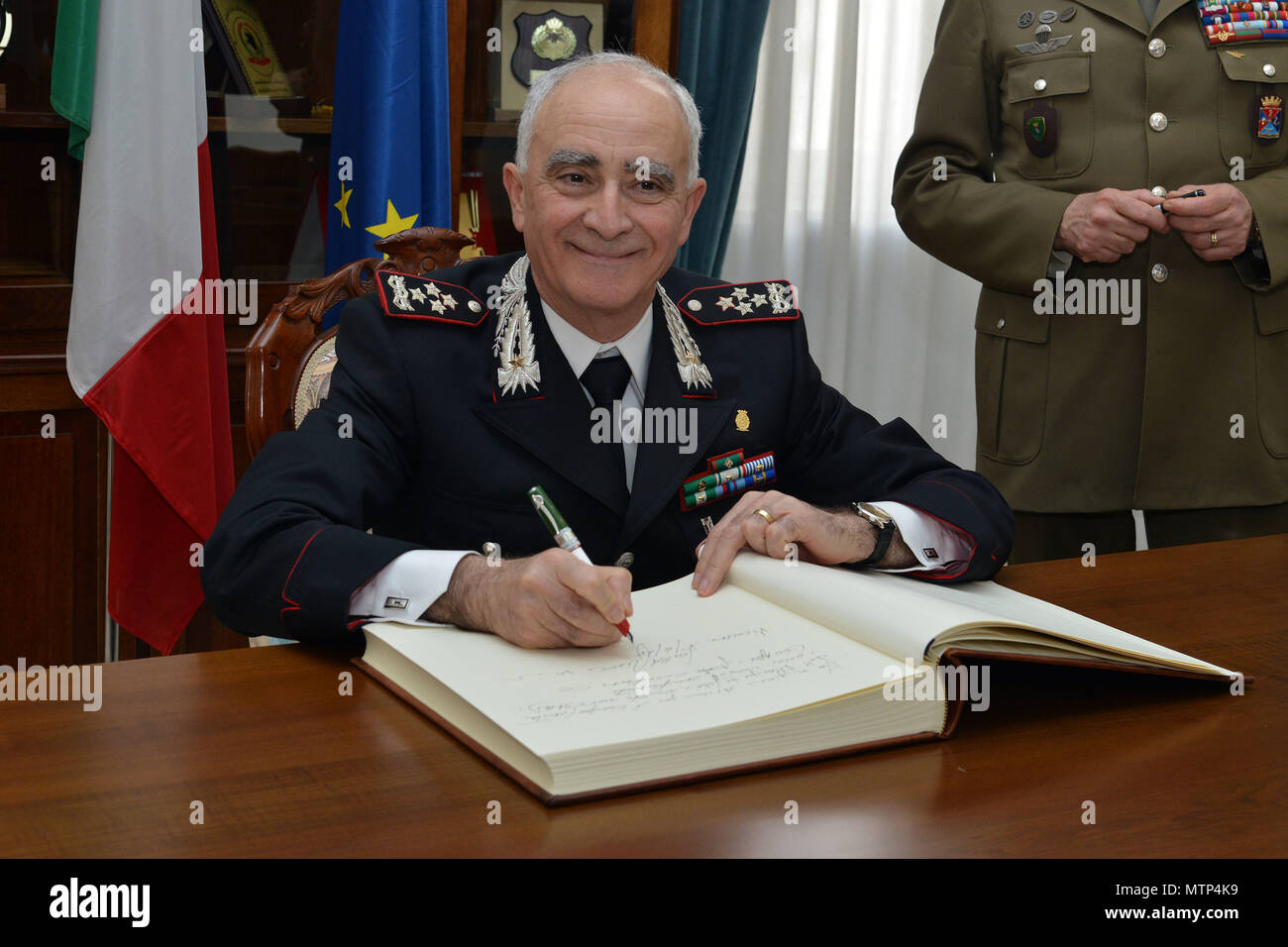Gen. Tullio Del Sette, Carabinieri General Commander, signs the guest ...
