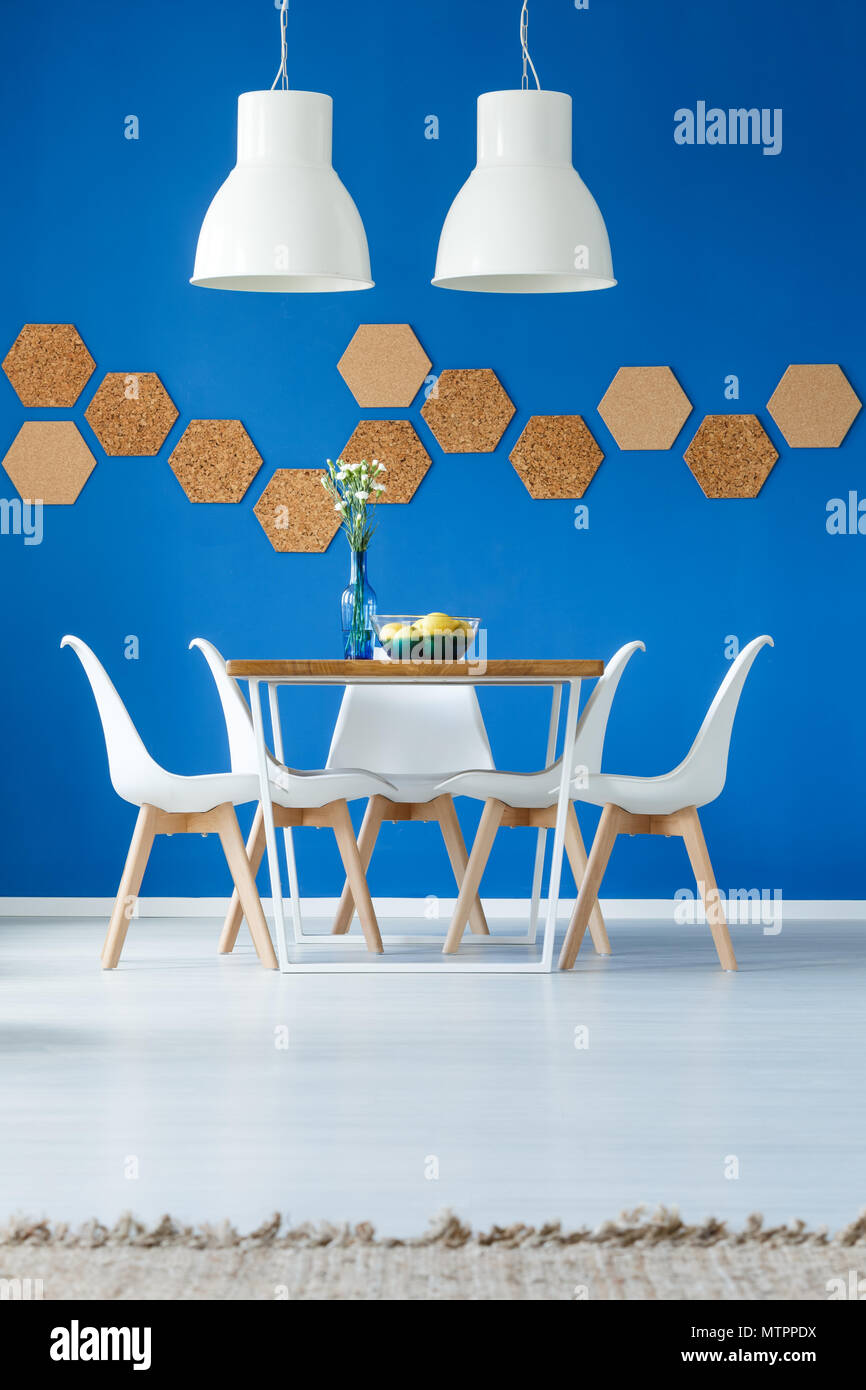 Royal blue dining room inspiration with natural accessories and wooden