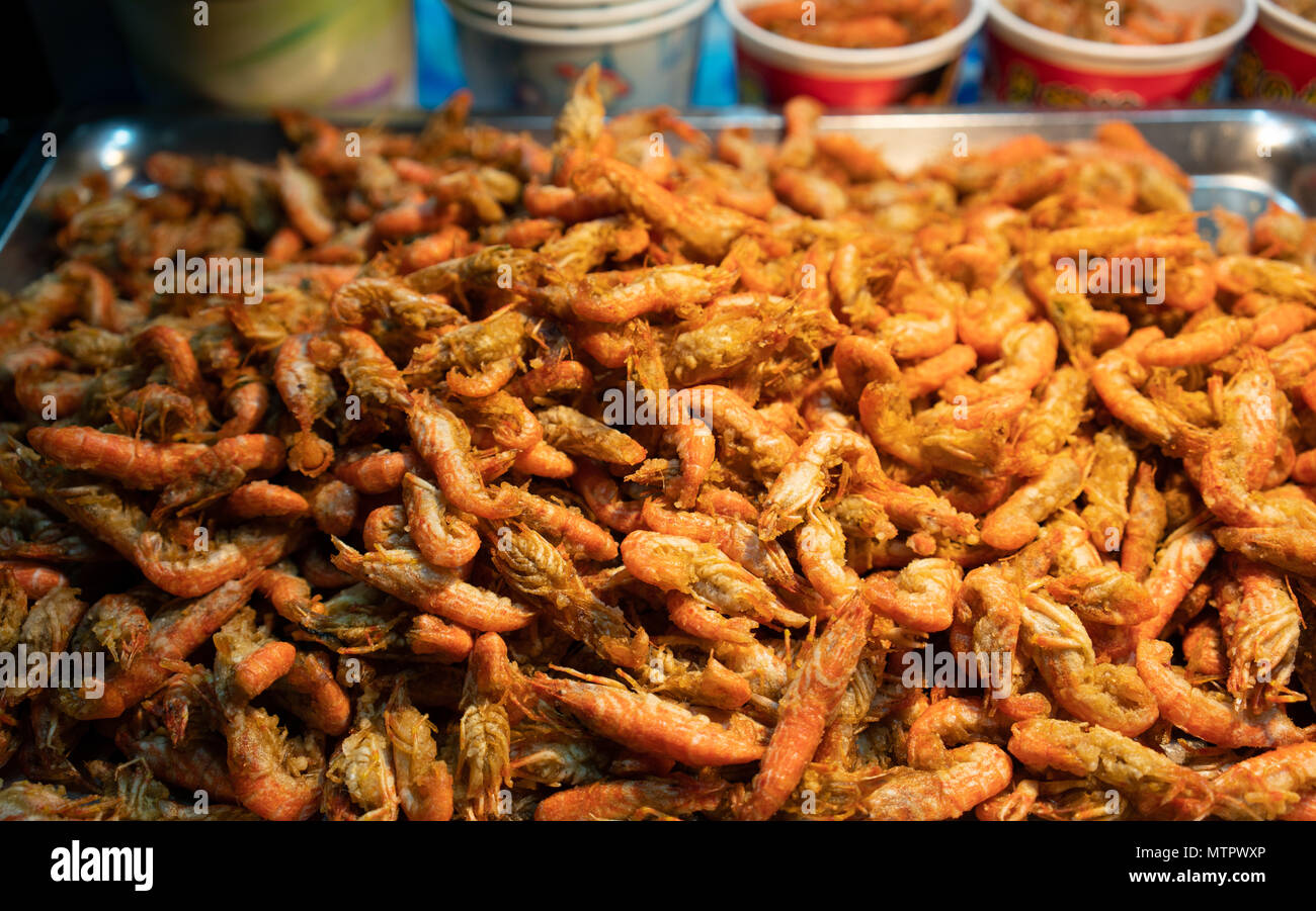 Raohe Street food Night Market fried in breadcrumbs shrimps stand Taipei Taiwan Stock Photo