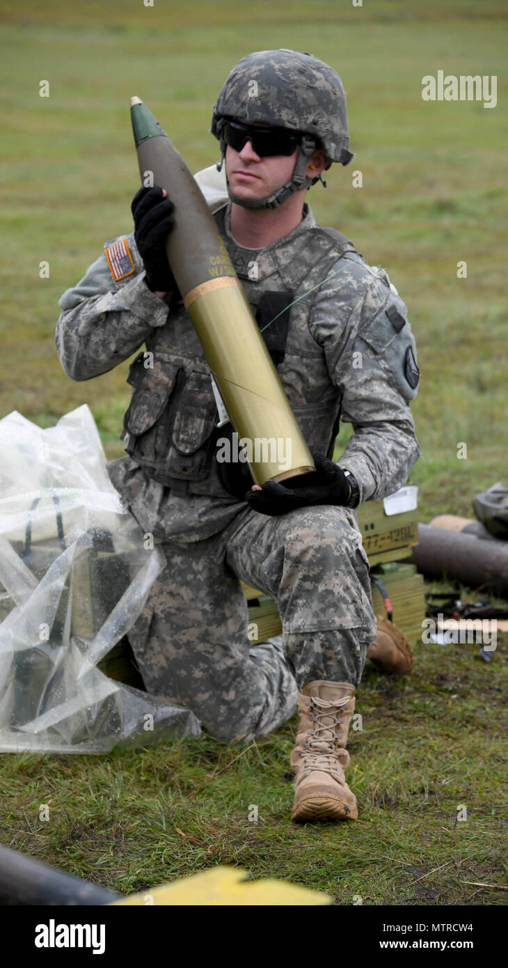 Soldier preparing artillery round hi-res stock photography and images ...