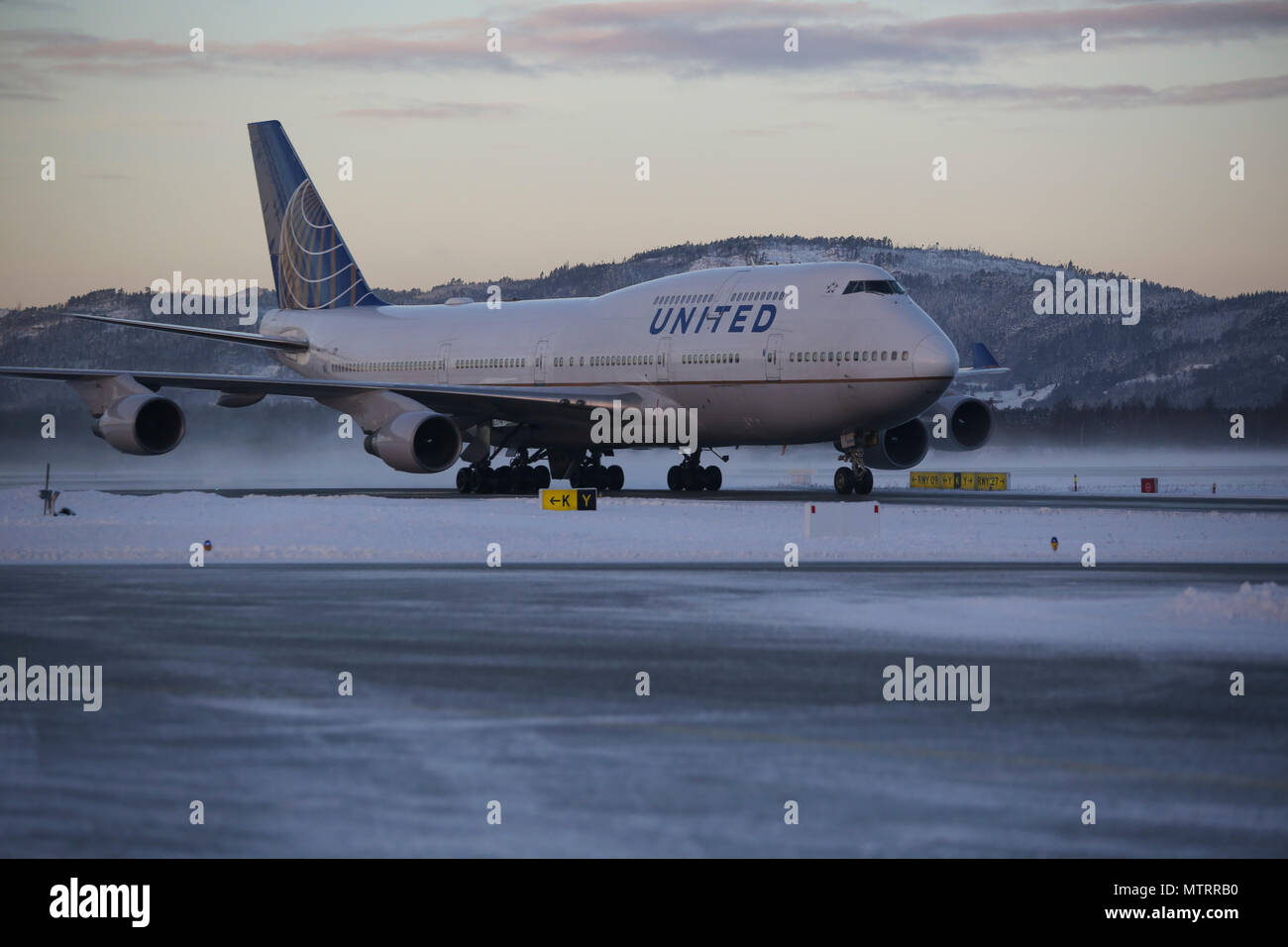 A United Airlines 747 carrying approximately 300 U.S. Marines arrives at Vaernes Garnison, Norway, Jan. 16, 2017. The Marines with Black Sea Rotational Force 17.1 arrived at Vaernes Garnison early in the morning as part of Marine Rotational Force Europe 17.1. (U.S. Marine Corps photo by Lance Cpl. Victoria Ross) Stock Photo