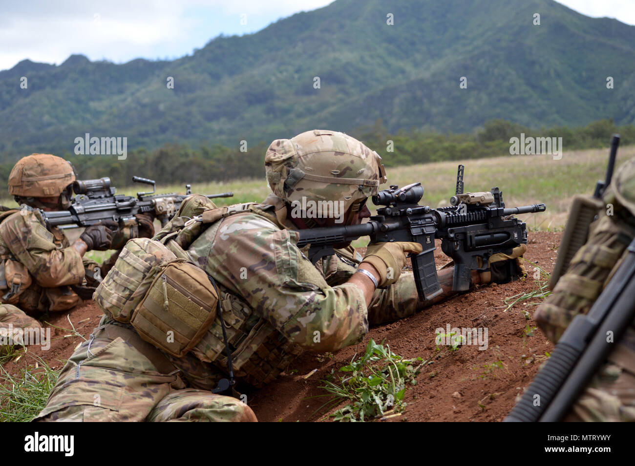 Soldiers assigned to 2nd Battalion, 27th Infantry Regiment, 3rd Brigade Combat Team, 25th Infantry Division fire at a target during a live fire exercise for Tiger Balm 18 at Schofield Barracks, Hawaii, on May 23, 2018. Tiger Balm is a bilateral exercise held yearly between the U.S. and Singapore armies. (U.S. Army photo by Staff Sgt. Armando R. Limon, 3rd Brigade Combat Team, 25th Infantry Division) Stock Photo