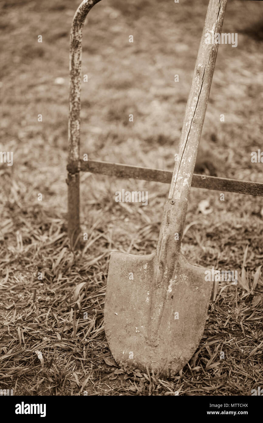 Old shovel hi-res stock photography and images - Alamy