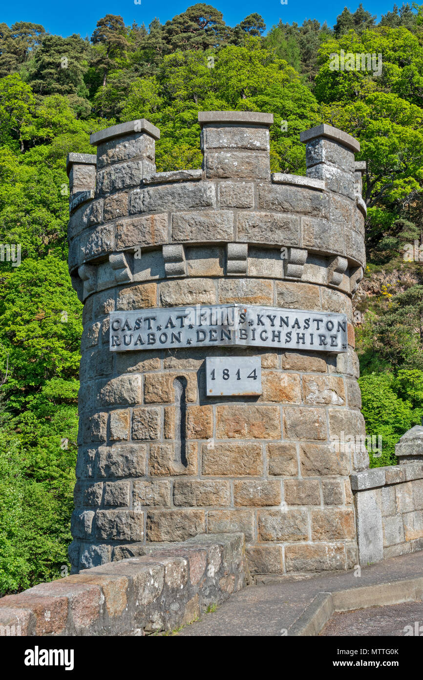 THOMAS TELFORD BRIDGE AT CRAIGELLACHIE SCOTLAND A TOWER WITH CAST OR MANUFACTURE INFORMATION 1814 Stock Photo