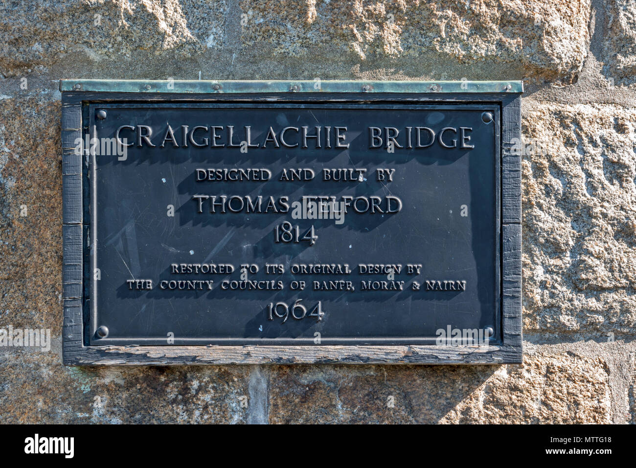 THOMAS TELFORD BRIDGE AT CRAIGELLACHIE SCOTLAND A TOWER WITH COUNTY COUNCIL PLAQUE SHOWING BRIDGE MANUFACTURE INFORMATION Stock Photo