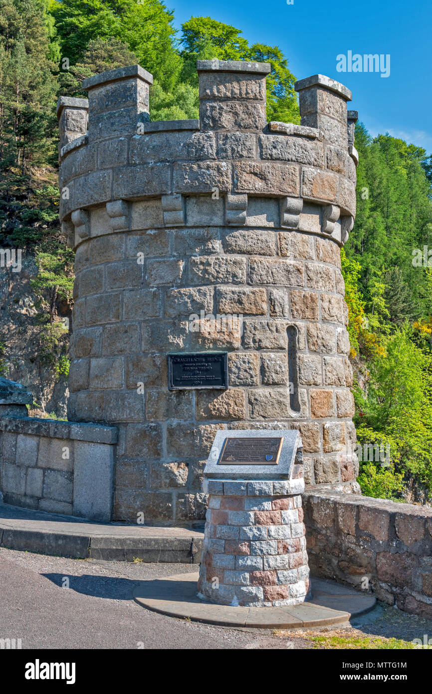 THOMAS TELFORD BRIDGE AT CRAIGELLACHIE SCOTLAND A TOWER WITH PLAQUES SHOWING INFORMATION AND MANUFACTURE 1814 Stock Photo