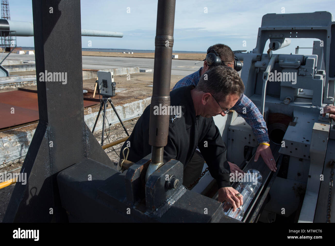 170112-N-PO203-226 DAHLGREN (Jan. 12, 2017) Rear Adm. David Hahn, chief of naval research, assists with loading a Hyper Velocity Projectile (HVP) into a traditional powder gun during a visit to the Naval Surface Warfare Center, Dahlgren Division. The HVP is a next-generation, low drag, guided projectile capable of completing multiple missions for gun systems such as the Navy five-Inch guns and future railguns. (U.S. Navy photo by John F. Williams/Released) Stock Photo