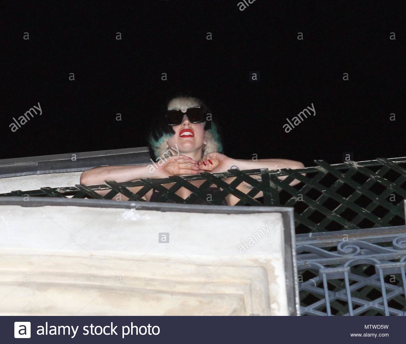 lady-gaga-lady-gaga-on-a-balcony-at-the-