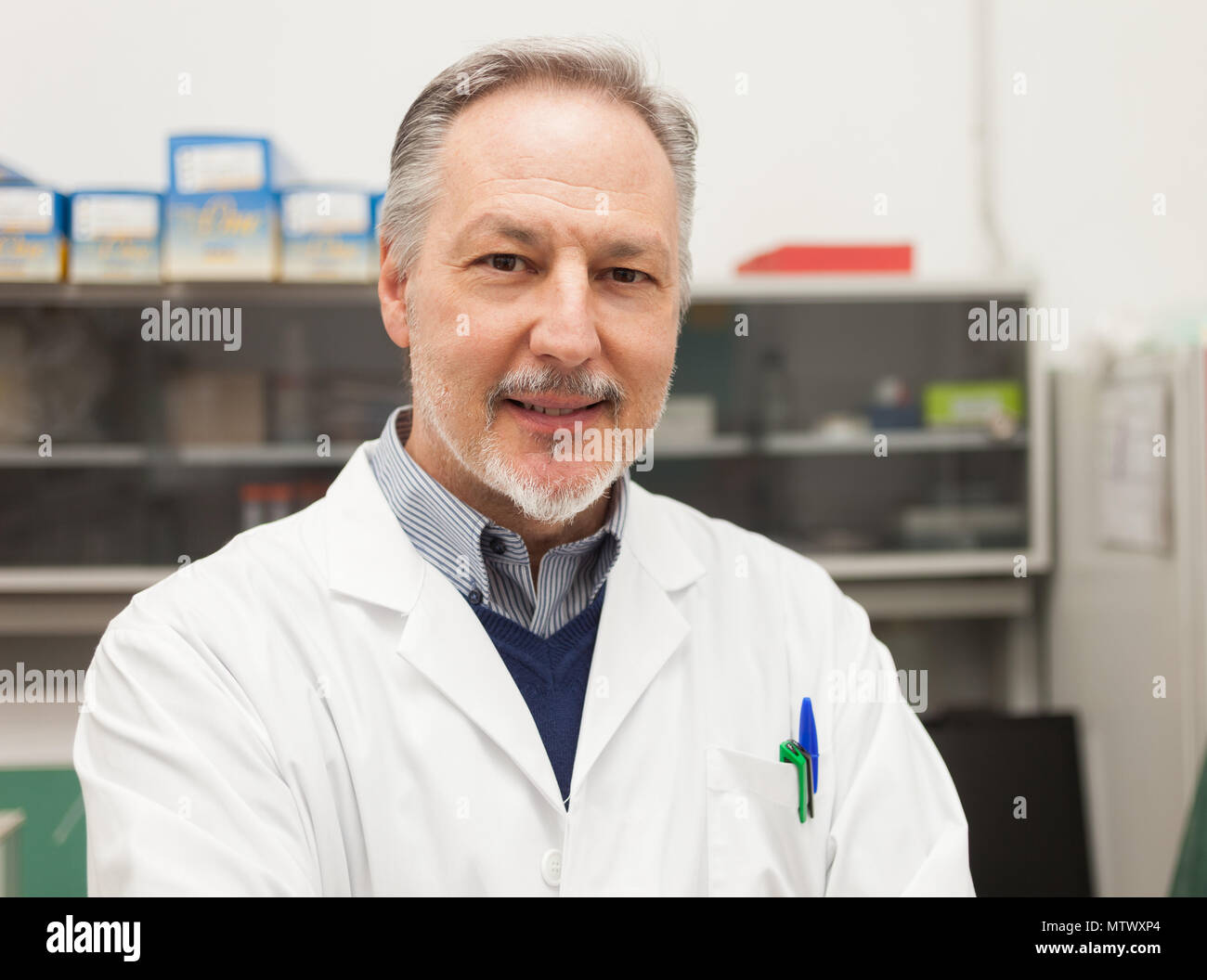 Scientist in the laboratory hi-res stock photography and images - Alamy