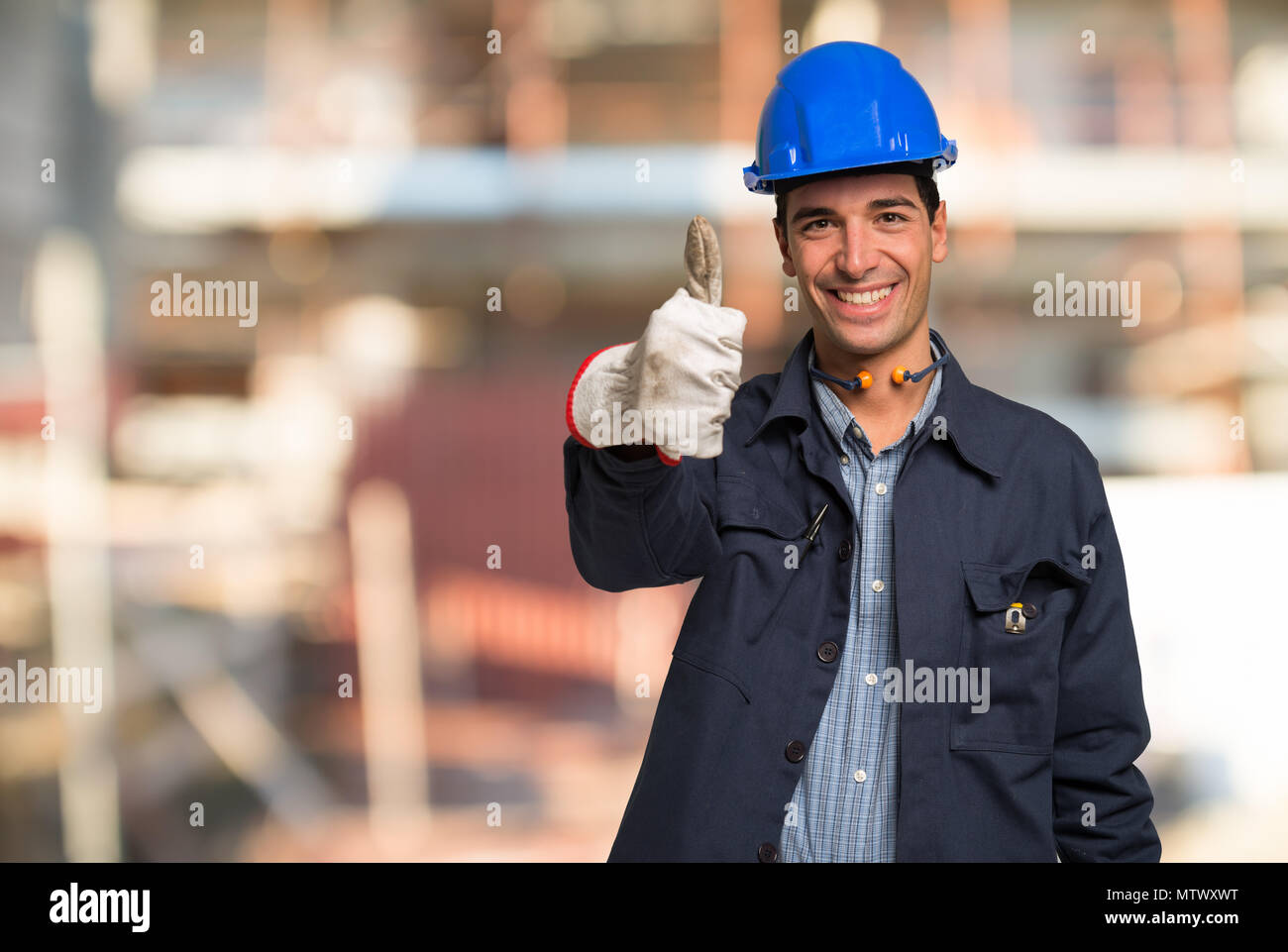 Улыбающийся рабочий. Рабочий улыбается. Улыбающийся работник. Фотосессия девушка в строительной каске. Хорошее настроение стройка.