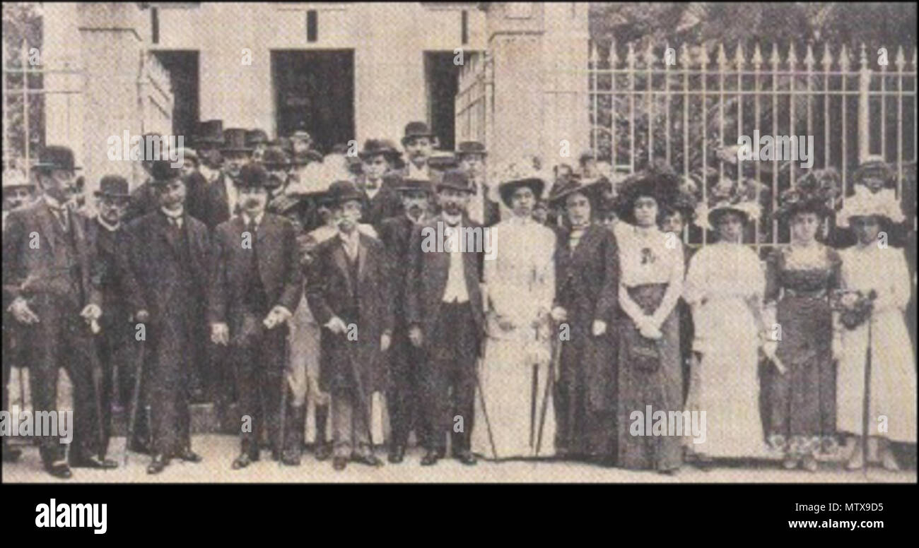 . Rui Barbosa, segundo presidente da Academia, lidera uma visita à casa do primeiro presidente, Machado de Assis, à rua Cosme Velho, 18 - hoje demolida - em 9 de outubro de 1910, dois anos após a morte daquele que era chamado de mestre até mesmo por seus colegas. 1910. Auréola 531 Rui casa machado Stock Photo