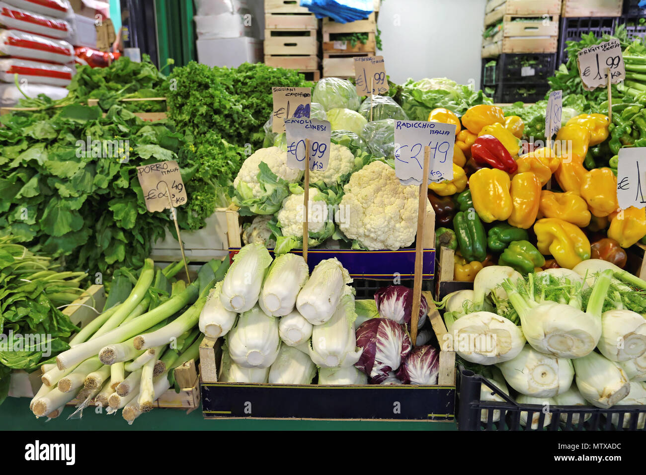 Vegetables in Crates at Farmers Market Stall Stock Photo - Alamy
