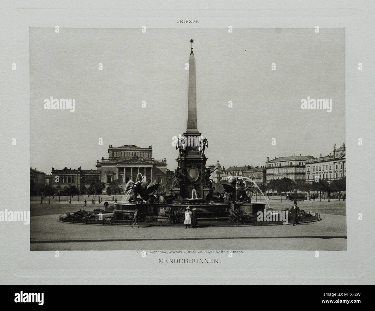 . Deutsch: Leipzig, Mendebrunnen auf dem Augustusplatz 1898 Heliogravur 19 x 25 cm Plattenrand, Verlag und Kunstanstalt Gustav Brinkmann Leipzig. 1898. Foto H.-P.Haack 366 Leipzig Mendebrunnen 1898 Stock Photo