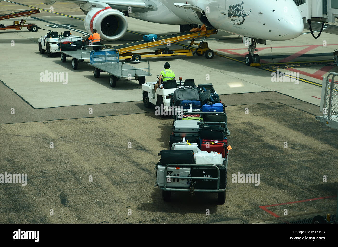 passenger jet, Airport baggage handlers Stock Photo