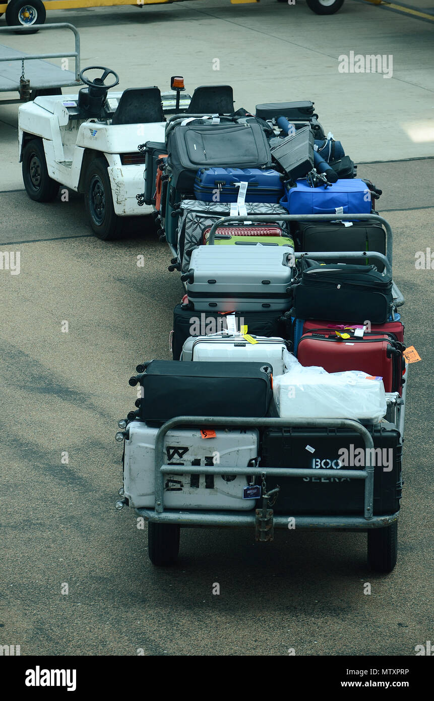 passenger jet, Airport baggage handlers Stock Photo