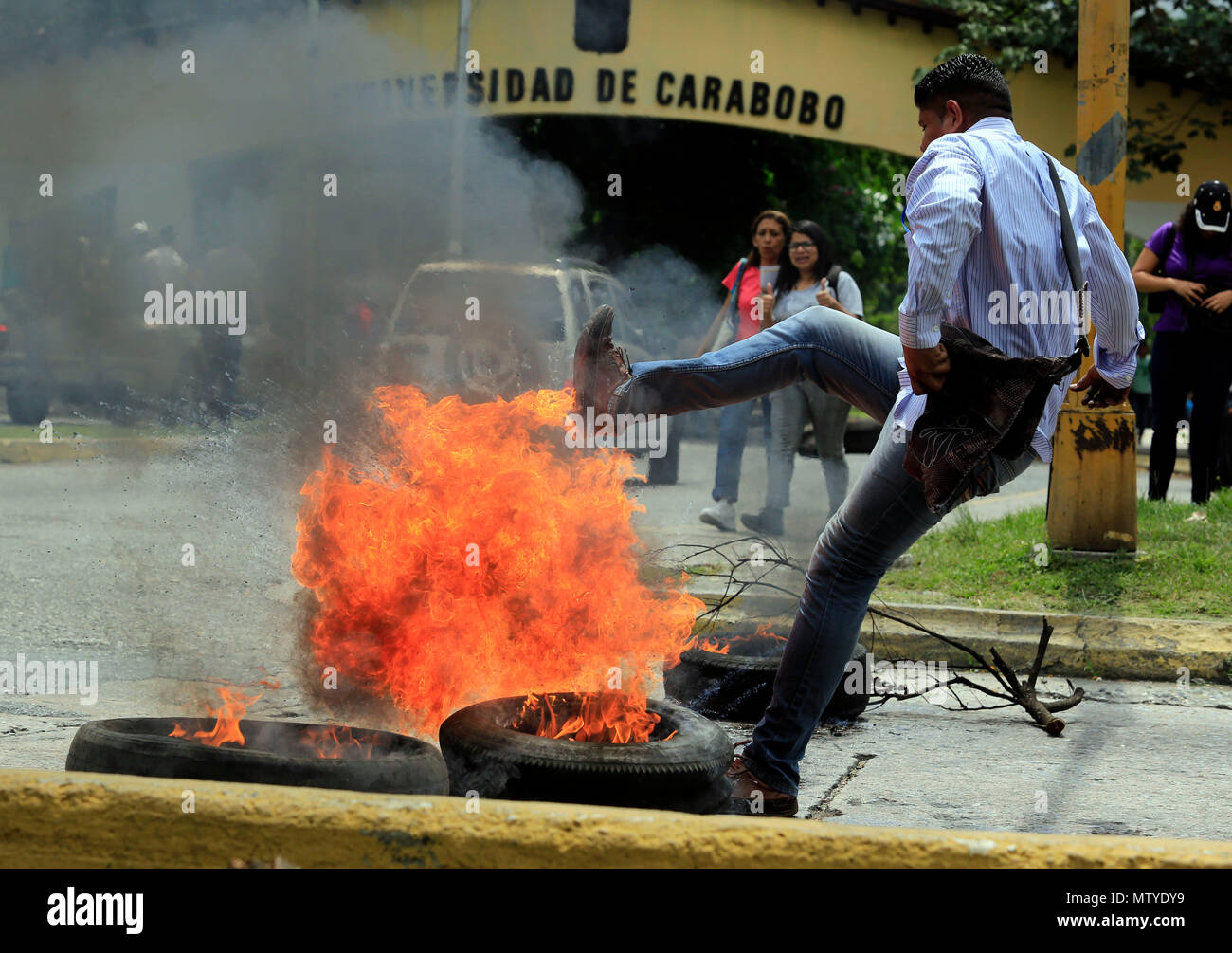 Valencia, Carabobo, Venezuela. 30th May, 2018. May 30, 2018. Students from the University of Carabobo protested the lack of food variety in the university cafeteria, the menu was minimized to pork with salt or just soup. The protest was held in the arc of Barbula, the main entrance of the house of studies, where there were barricades and burning of rubbers, in Valencia, Carabobo state. Photo: Juan Carlos Hernandez Credit: Juan Carlos Hernandez/ZUMA Wire/Alamy Live News Stock Photo