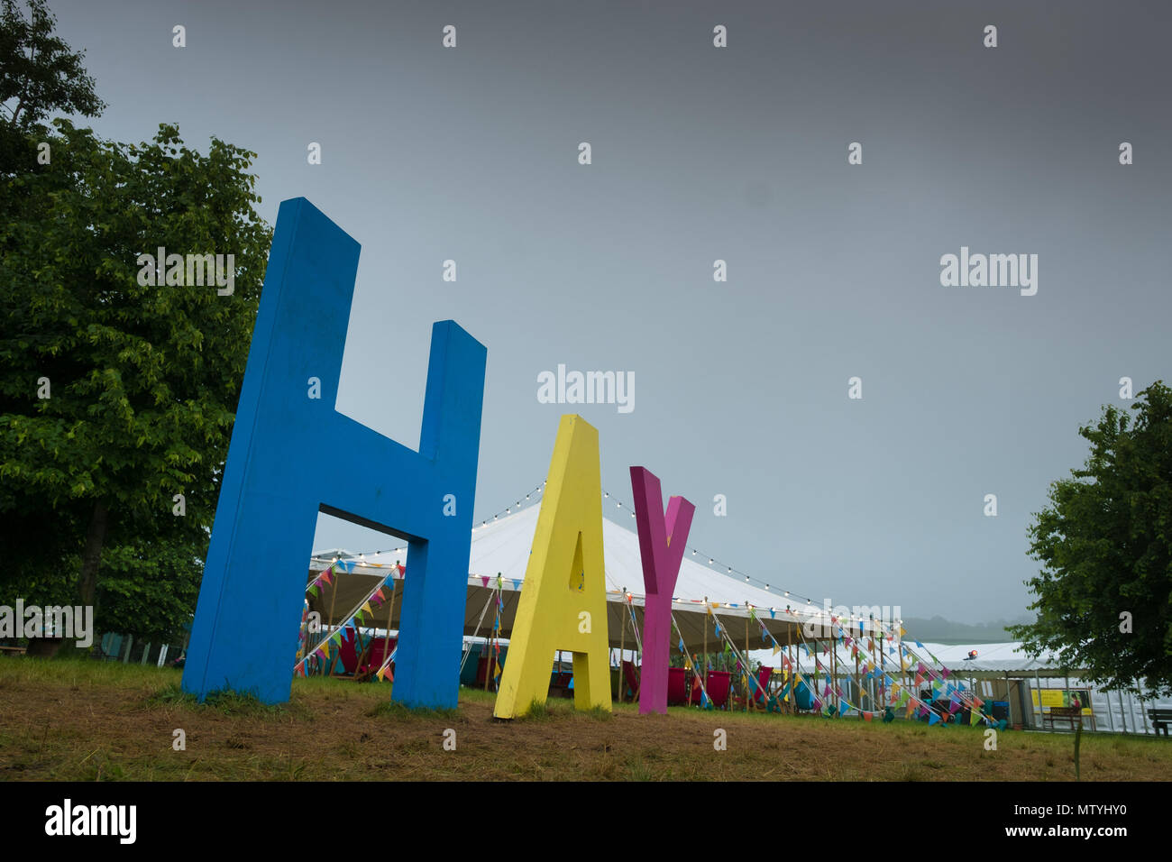 The Hay Literature Festival, Hay on Wye, Wales UK Thursday, 31 May 2018.   A grey and gloomy start to  the 8th day of the 31st annual Hay Festival of Literature and the Arts, with the prospect of heavy rain and thunderstorms later in the day  Described by former US President Bill Clinton as “the Woodstock of the mind”, the festival attracts the finest writers and thinkers from  across the globe for 10 days of celebration of the best of the written word and critical debate  Photo © Keith Morris / Alamy Live News Stock Photo