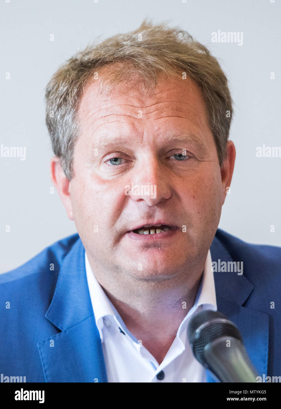 31 May 2018, Germany, Hamburg: Environment senator for Hamburg from the Green party, Jens Kerstan, speaking at press conference about the ban on diesel vehicles in Hamburg. Due to polluted air, a ban on certain streets in Hamburg is, as of today, in place. Photo: Daniel Bockwoldt/dpa Stock Photo
