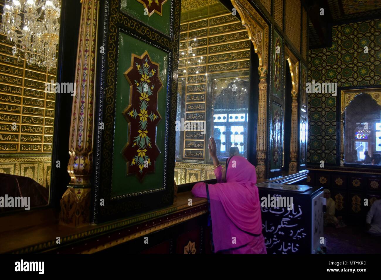 Srinagar, Kasmir. May 31, 2018 - Srinagar, J&K, - A Kashmiri woman prays inside the shrine of Syed Abdul Qadir Geelani during the ongoing holy month of Ramadan in Srinagar, Indian administered Kashmir. Muslims throughout the world are marking the month of Ramadan, the holiest month in the Islamic calendar during which devotees fast from dawn till dusk. Credit: Saqib Majeed/SOPA Images/ZUMA Wire/Alamy Live News Stock Photo